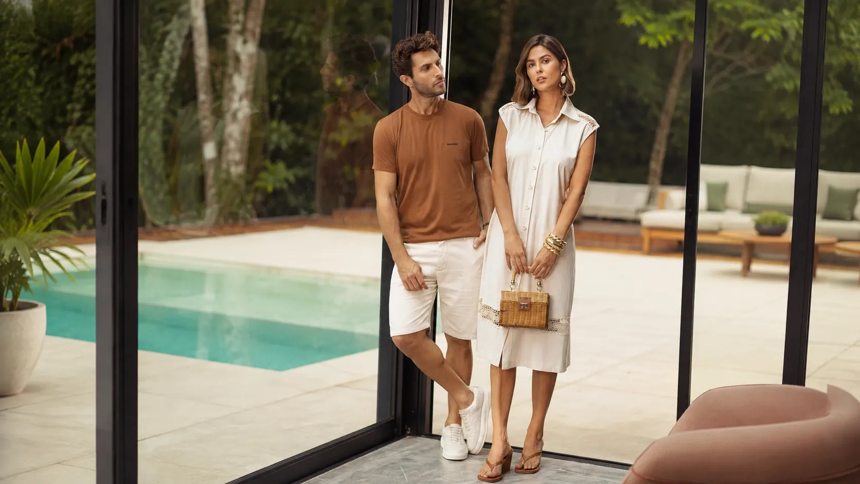 Três modelos em looks casuais em galpão com luz de fim de tarde