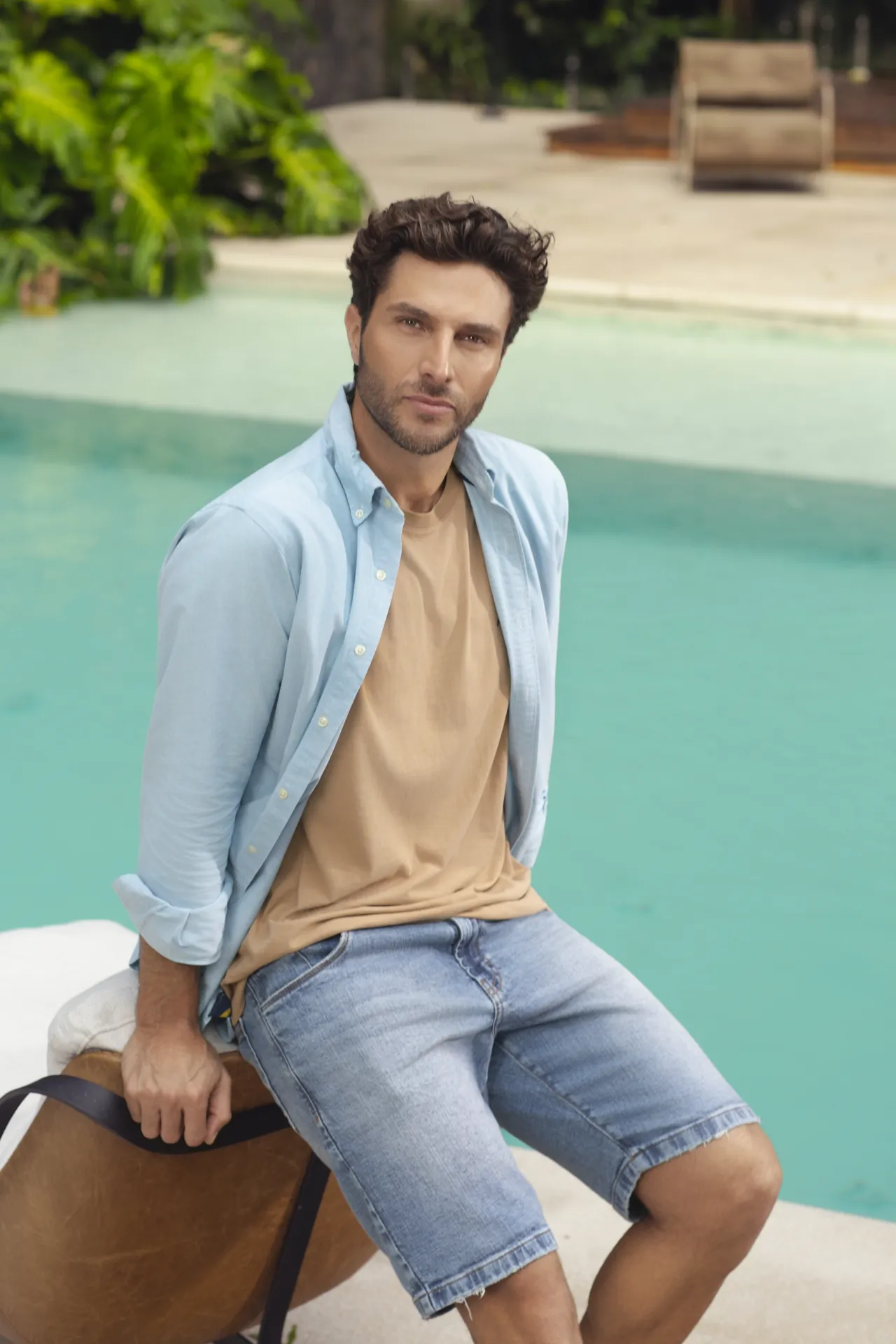 Detalhe de look masculino com mão no bolso