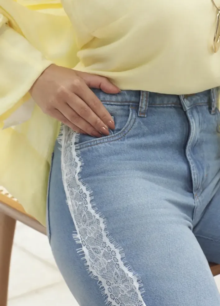 Bolso traseiro de jeans com lavagem clara