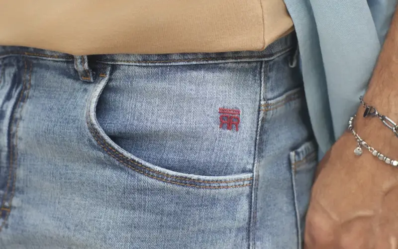 Detalhe da trama e da costura de um tecido jeans