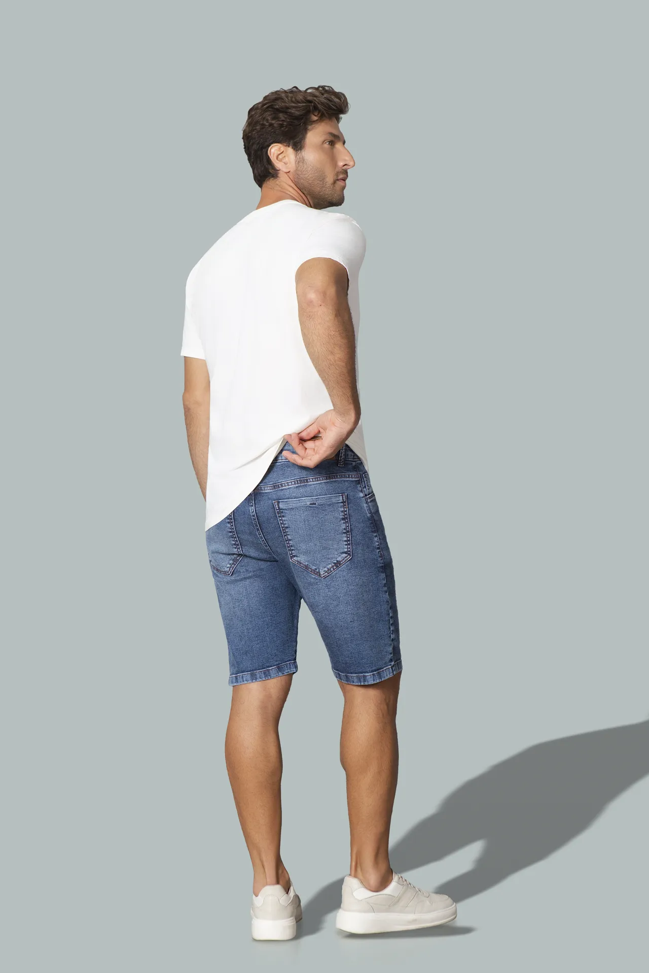 NB000102 Camiseta - BRM00112 Bermuda Jeans — verso