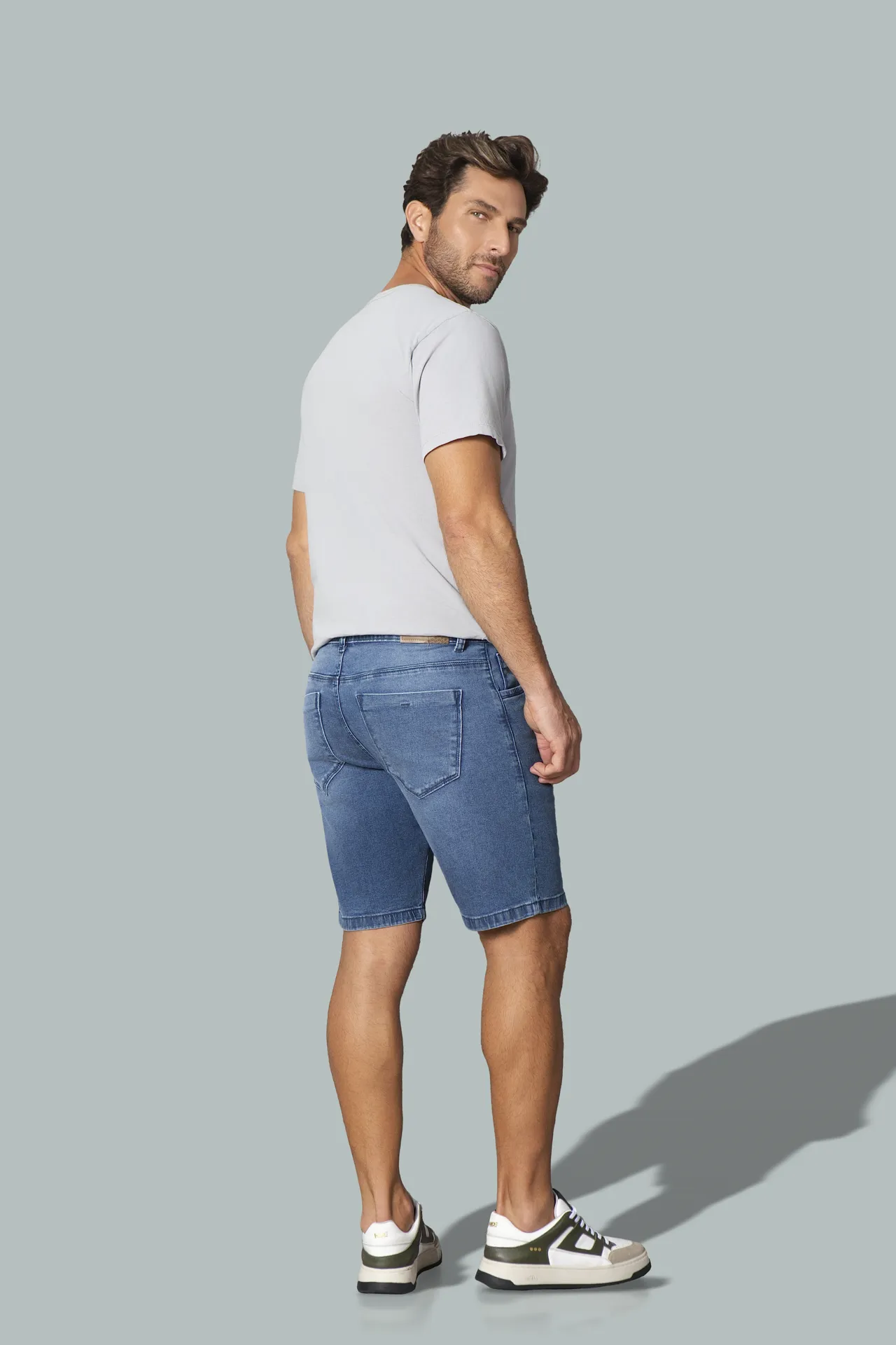 NB000102 Camiseta - BRM00113 Bermuda Jeans — verso