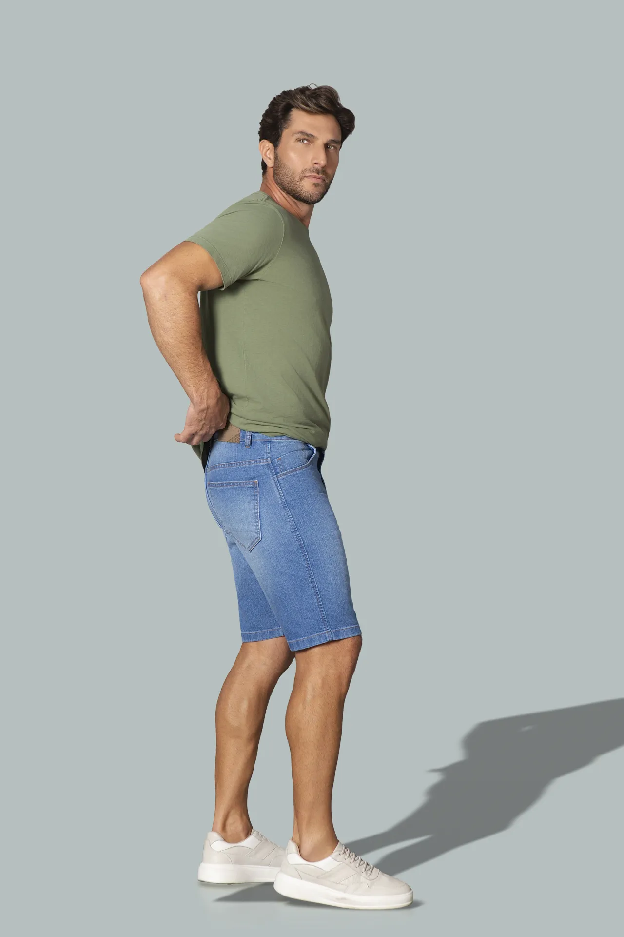 NB000102 Camiseta - BRM00108 Bermuda Jeans — frente