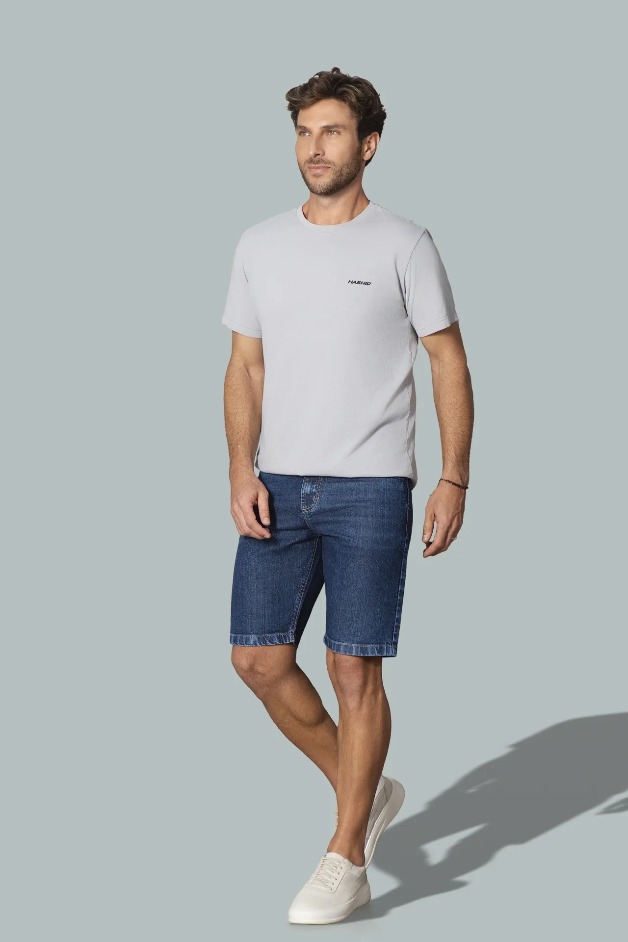 NB000102 Camiseta - BRM00105 Bermuda Jeans — frente