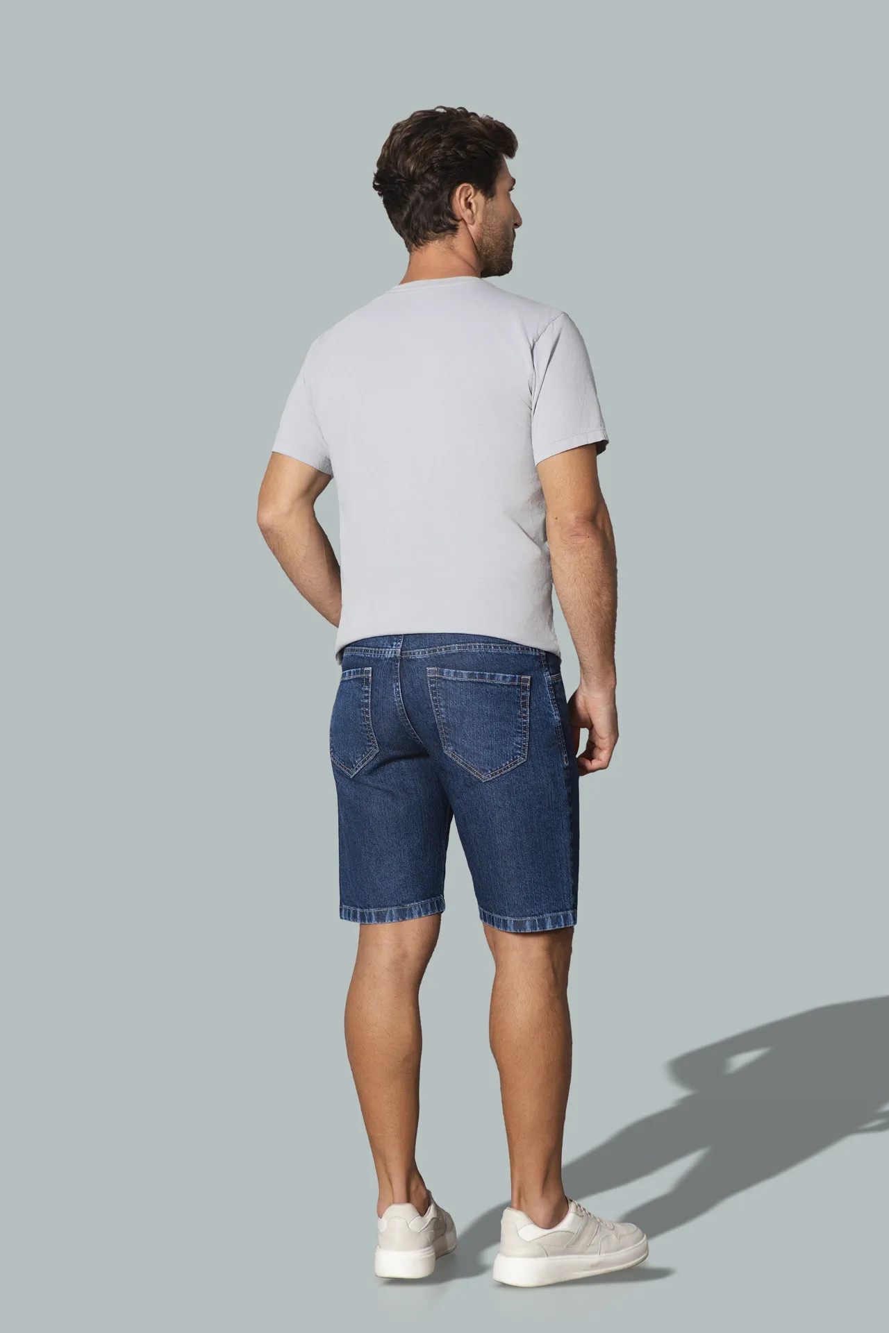 NB000102 Camiseta - BRM00105 Bermuda Jeans — verso