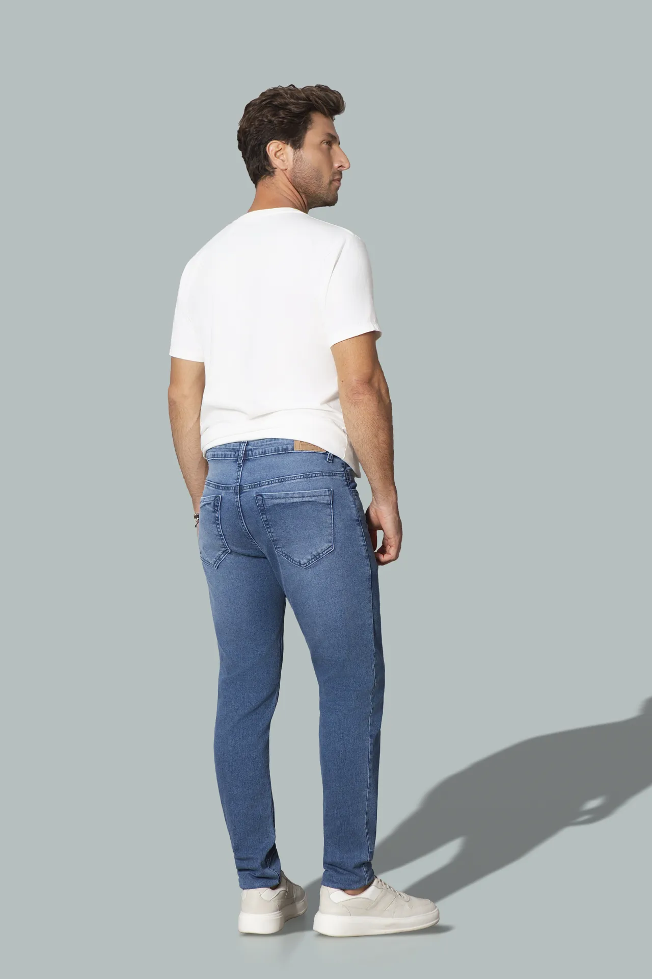 NB000102 Camiseta - CLM00226 Calça Skinny Jeans — verso