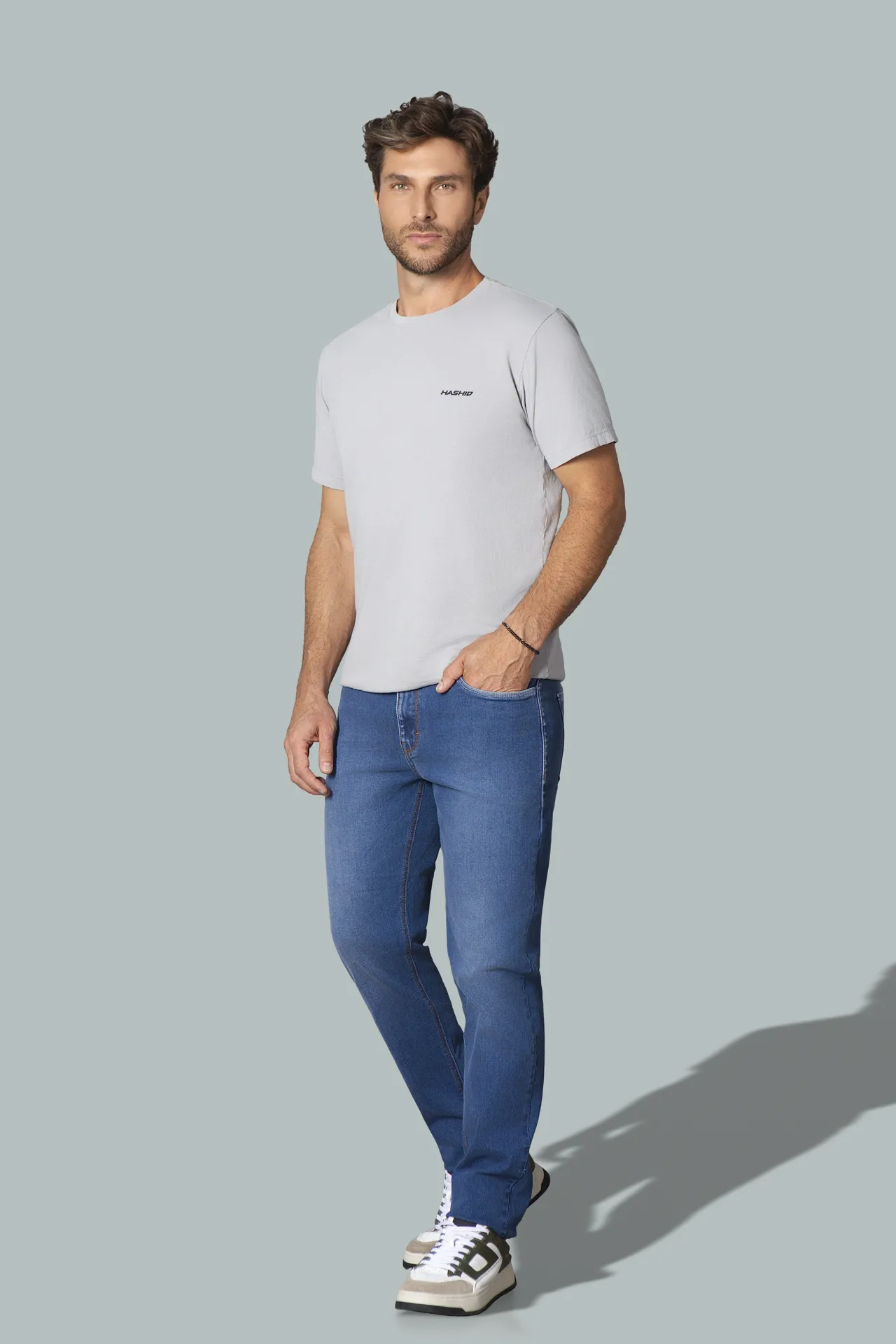 NB000102 Camiseta - CLM00250 Calça Slim Jeans — frente