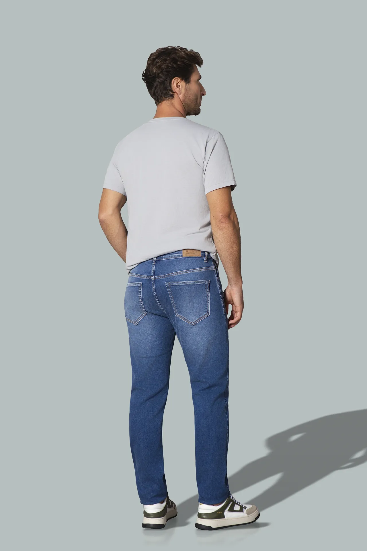 NB000102 Camiseta - CLM00250 Calça Slim Jeans — verso